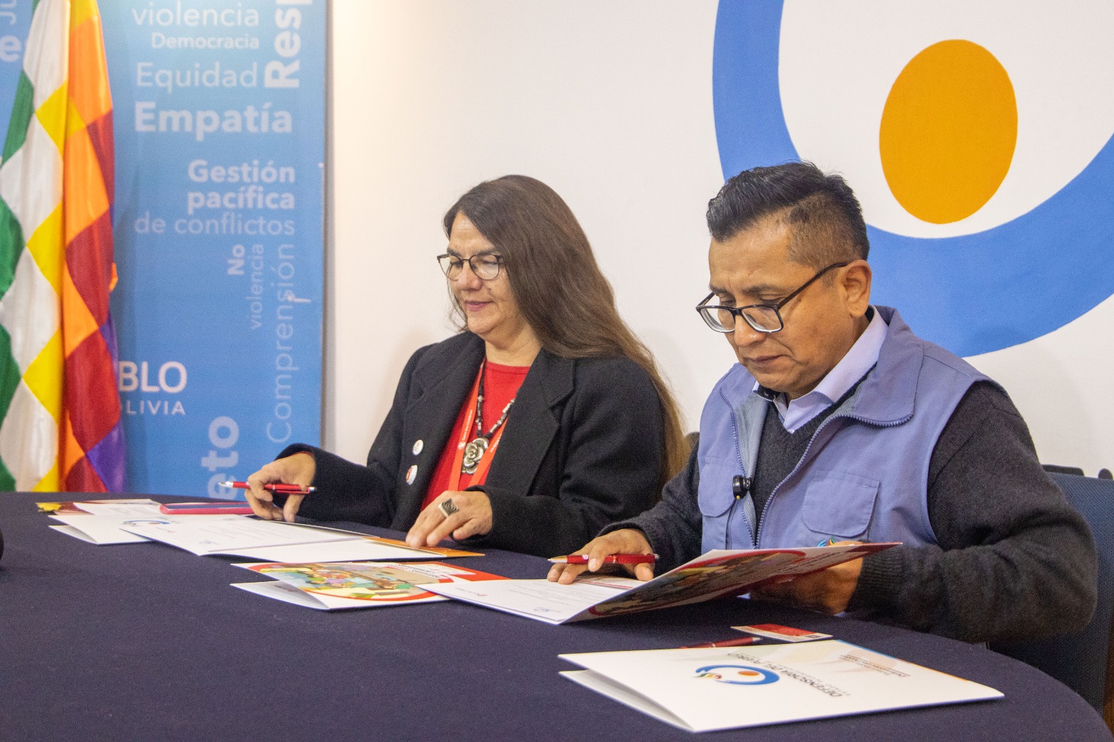 DEFENSORÍA DEL PUEBLO Y SAVE THE CHILDREN ACUERDAN TRABAJO CONJUNTO PARA FORTALECER A DEFENSORAS Y DEFENSORES ESTUDIANTILES EN ENTORNOS DIGITALES