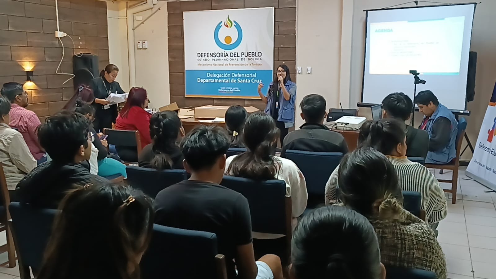 DEFENSORÍA DEL PUEBLO EN SANTA CRUZ, CAPACITA A MONITORES DEFENSORIALES PARA LA  JORNADA ELECCIONARIA DEL 17 DE AGOSTO