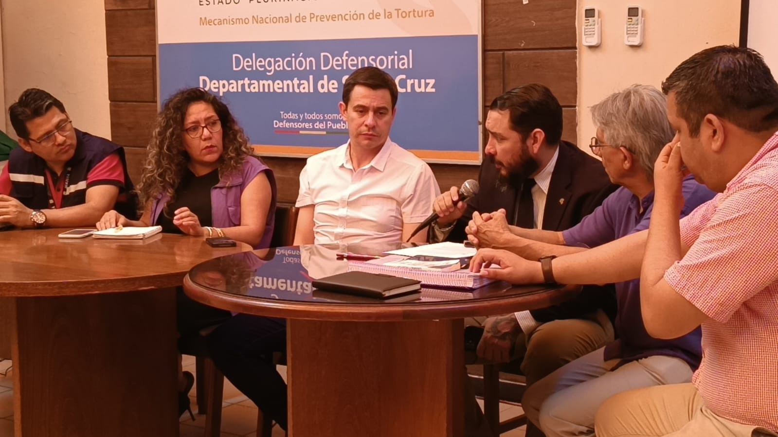 DEFENSORÍA DEL PUEBLO EN SANTA CRUZ CONVOCA A AUTORIDADES MUNICIPALES PARA CONTINUAR ATENDIENDO LAS DEMANDAS DE CHOFERES DE MICROS