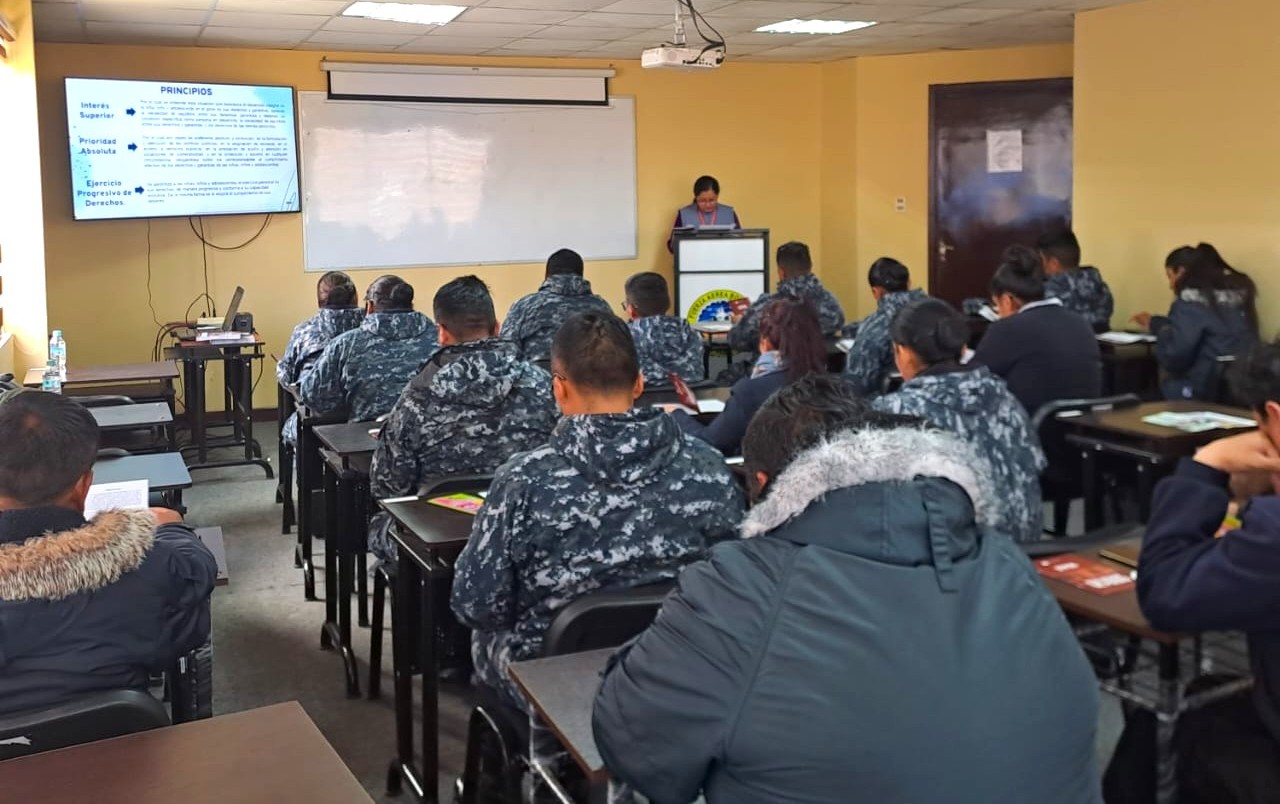 EL ALTO: DEFENSORÍA DEL PUEBLO CAPACITA AL PERSONAL DE LA ESCUELA DE IDIOMAS DE LA FUERZA AÉREA BOLIVIANA SOBRE DD.HH. DE NNAs Y EL CÓDIGO DE LAS FAMILIAS