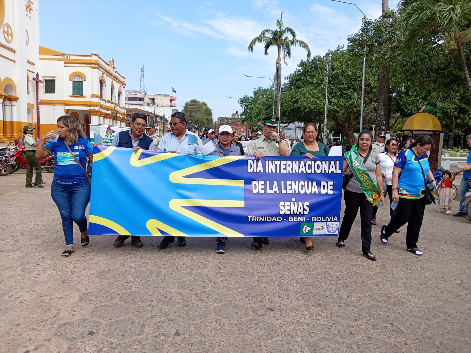 DEFENSORÍA DEL PUEBLO REIVINDICA DERECHOS DE COMUNIDAD SORDA EN MARCHA INSTITUCIONAL EN TRINIDAD