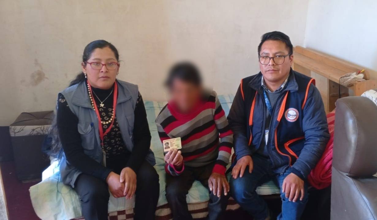 ADULTO MAYOR DE LA COMUNIDAD PARUÑA OBTIENE POR PRIMERA VEZ SU CÉDULA DE IDENTIDAD GRACIAS A LA GESTIÓN DE LA DEFENSORÍA DEL PUEBLO