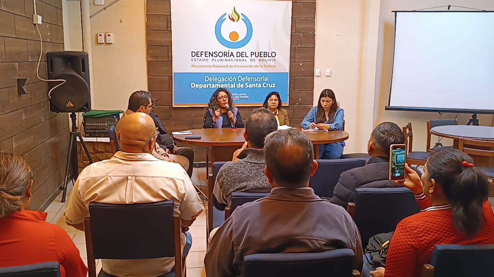 DEFENSORÍA DEL PUEBLO MONITOREA PAGO DEL BONO DE VACUNACIÓN Y PIDE A TRABAJADORES DE SALUD REESTABLECER SERVICIO EN HOSPITALES