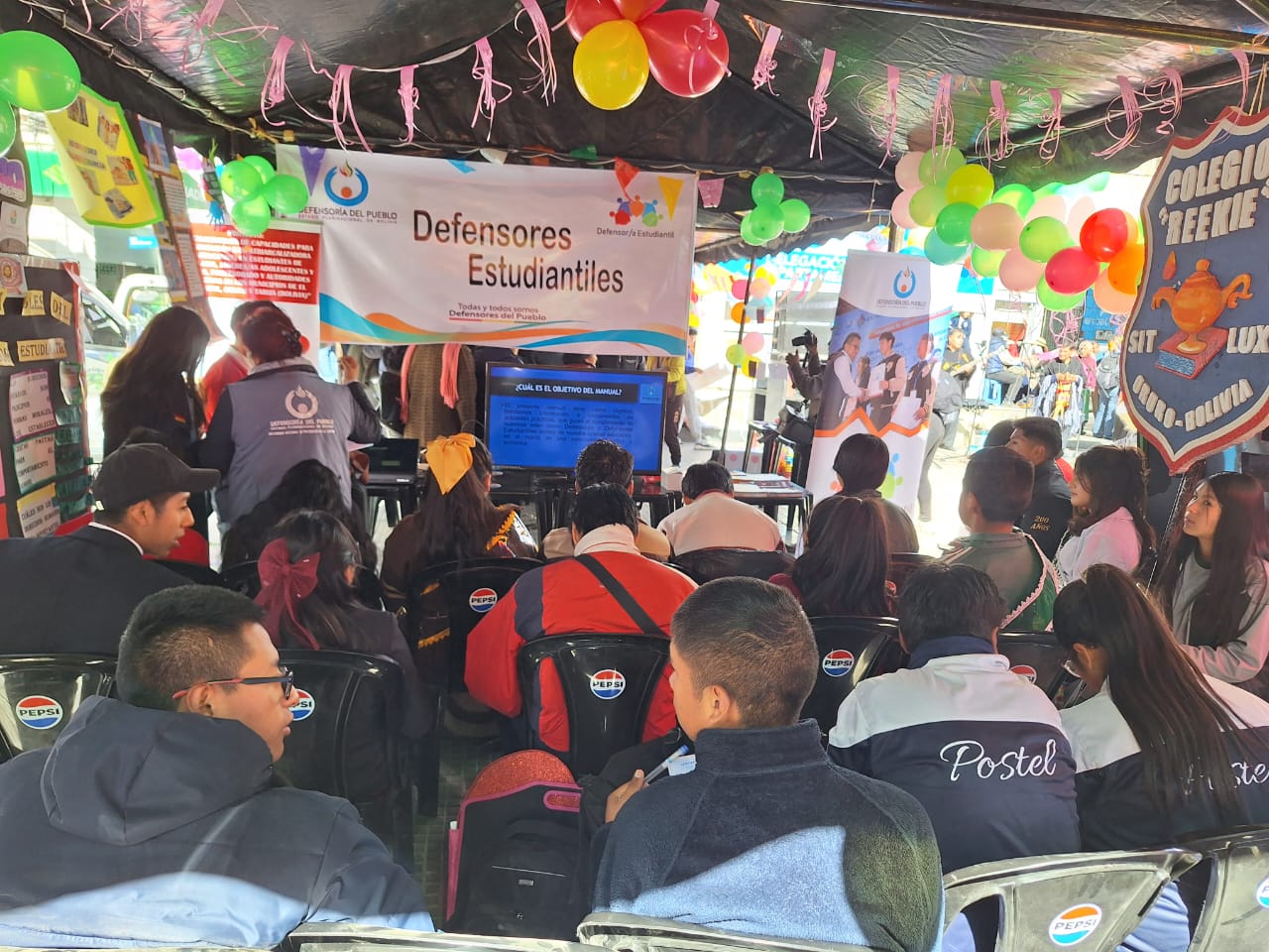 DELEGACIÓN DEFENSORIAL Y PROMOTORES DE DERECHOS HUMANOS PARTICIPAN EN LA "FERIA DE COLORES" CONTRA EL RACISMO Y LA DISCRIMINACIÓN