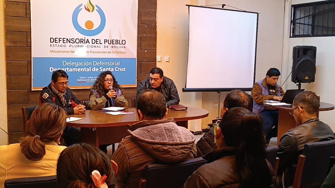 EN REUNIÓN CONVOCADA POR LA DEFENSORÍA DEL PUEBLO EN SANTA CRUZ, TRABAJADORES DE SALUD DETERMINAN SUSPENDER EL PARO Y RETOMAR LA ATENCIÓN EN CENTROS DE SALUD.