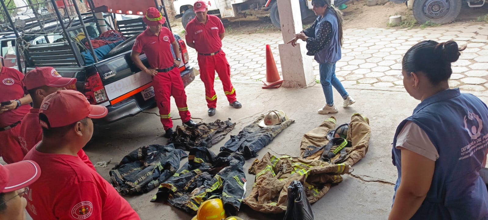 DEFENSORÍA DEL PUEBLO VERIFICA CONDICIONES LABORALES DE LA UNIDAD DE BOMBEROS EN SANTA CRUZ