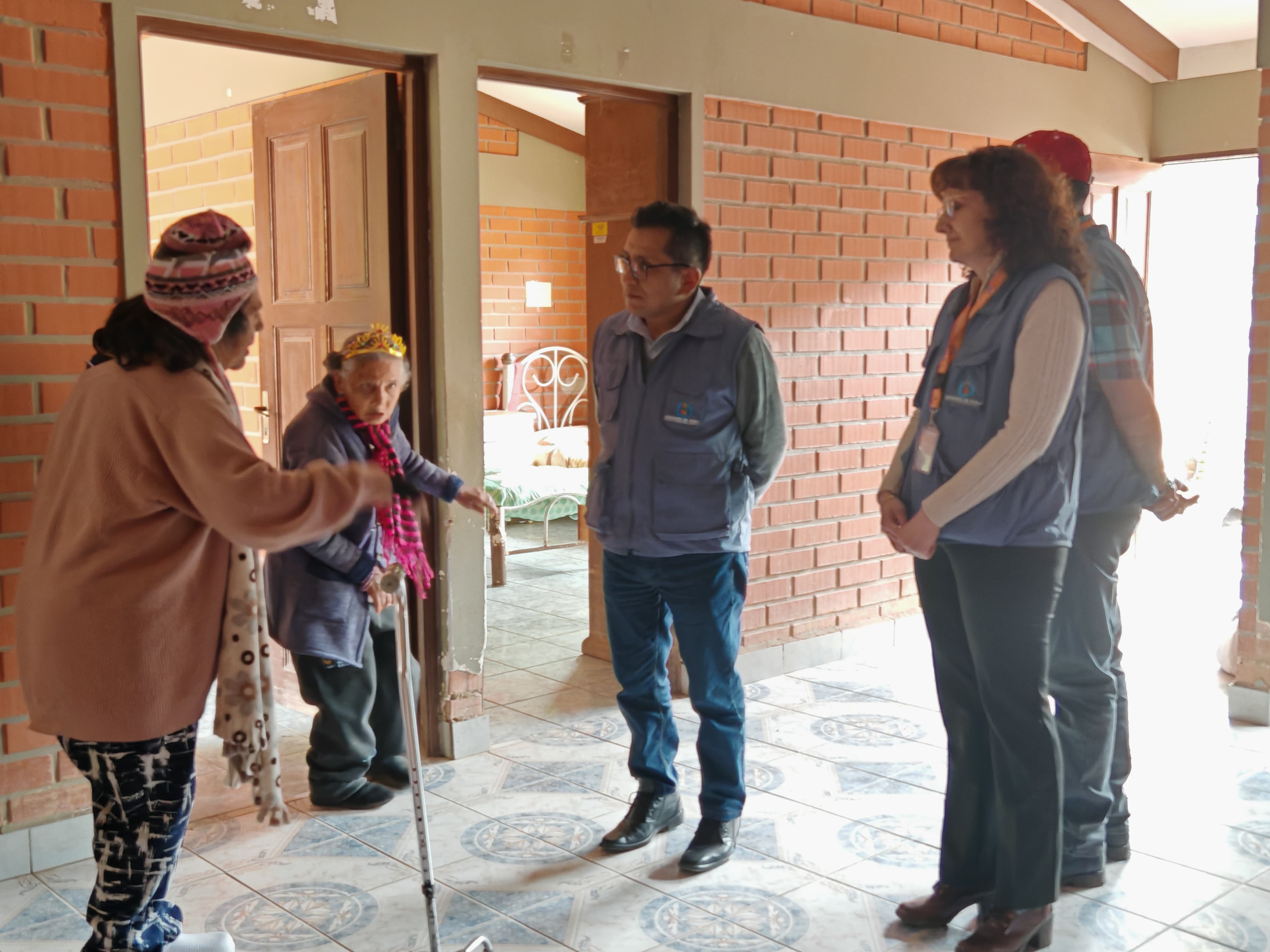 DEFENSOR VERIFICA Y ENTREGA DONATIVO A CENTRO DE ACOGIDA DE PERSONAS ADULTAS MAYORES CARAMARCA EN COCHABAMBA