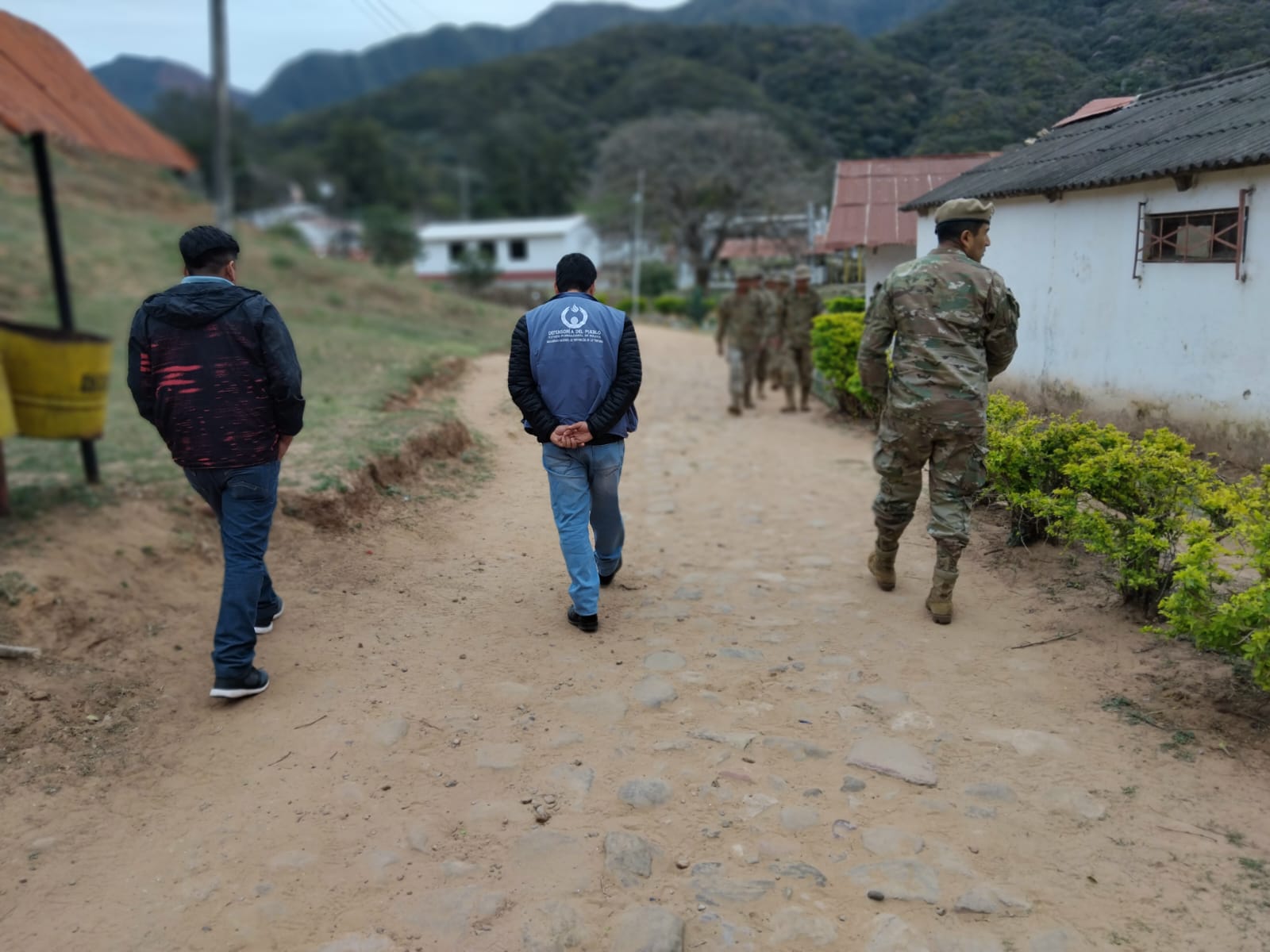 DEFENSORÍA DEL PUEBLO VERIFICA CONDICIONES HABITACIONALES EN LA ESCUELA DE CÓNDORES DE BOLIVIA