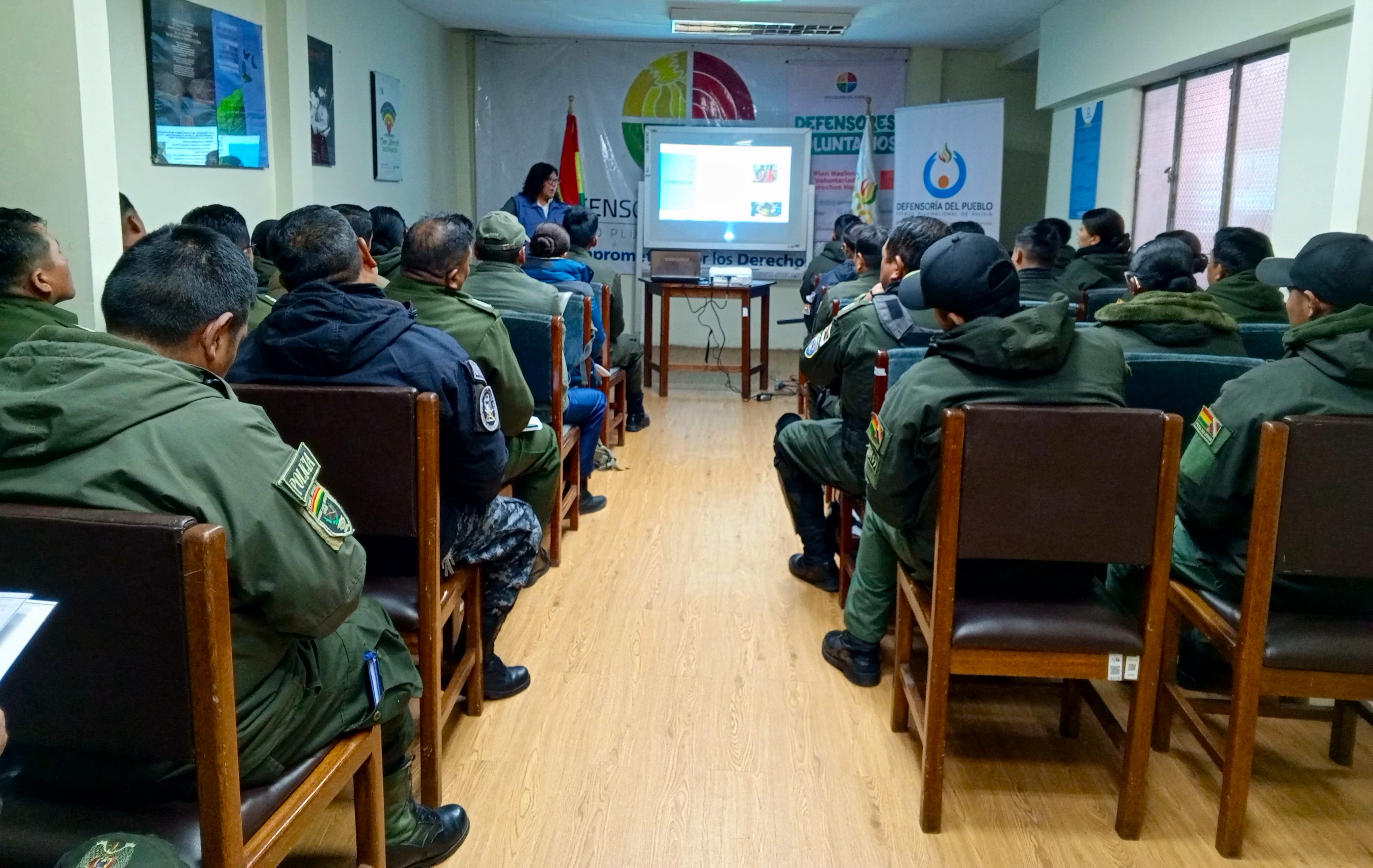 EL ALTO: DEFENSORÍA DEL PUEBLO CONTINÚA CAPACITACION DE EFECTIVOS POLICIALES EN DD.HH., ESTIMA LLEGAR AL 100% HASTA FIN DE AÑO