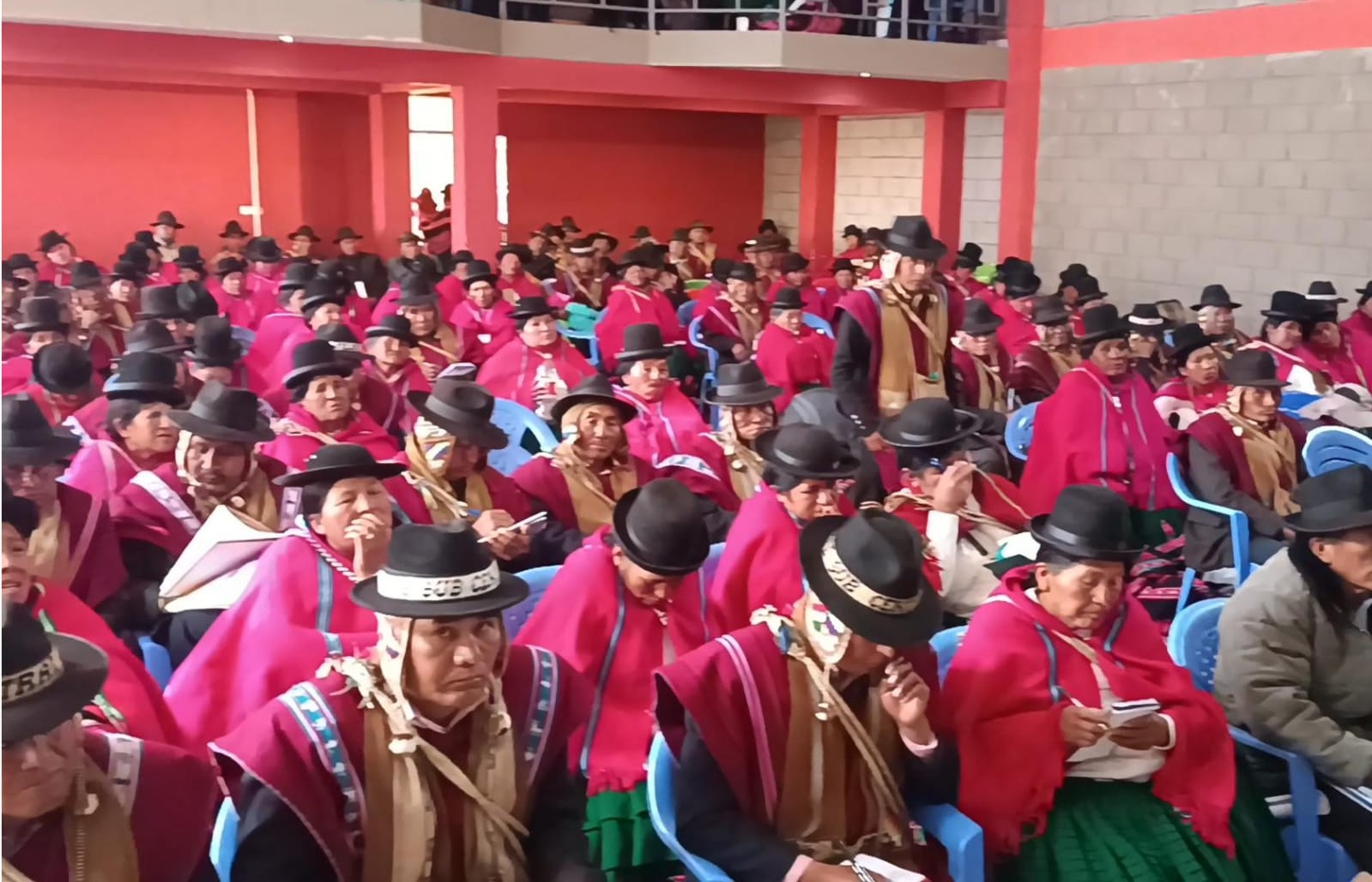 DEFENSORÍA DEL PUEBLO SOCIALIZA LA LEY DE DESLINDE JURISDICCIONAL CON AUTORIDADES ORIGINARIAS DEL CONSEJO DE AYLLUS Y COMUNIDADES ORIGINARIAS DE TIWANAKU