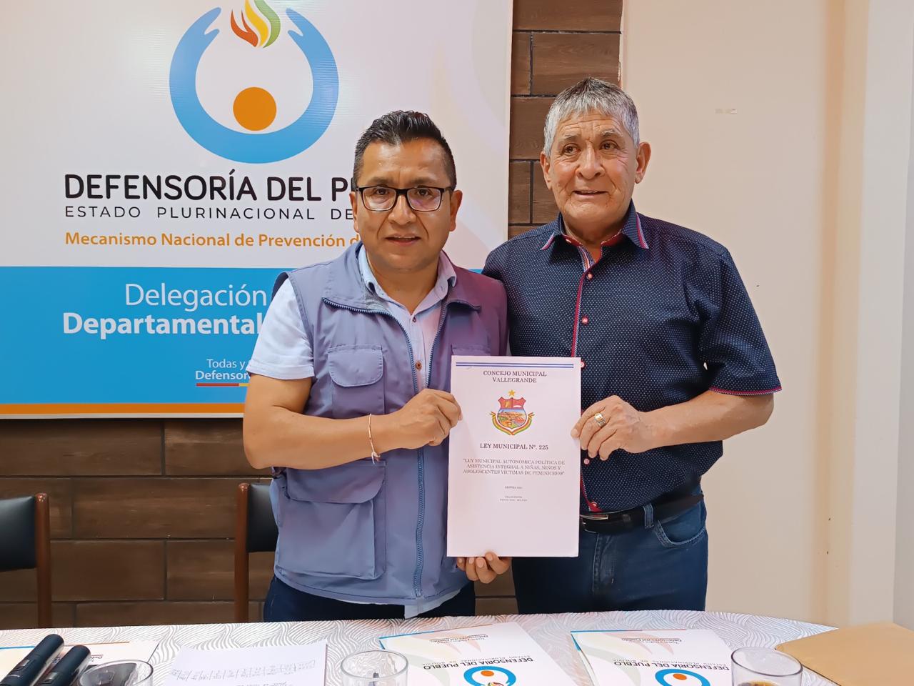 VALLEGRANDE: DEFENSORÍA DEL PUEBLO RECIBE LEY MUNICIPAL QUE FORTALECE LA ASISTENCIA INTEGRAL A NNA`s VÍCTIMAS DE FEMINICIDIO