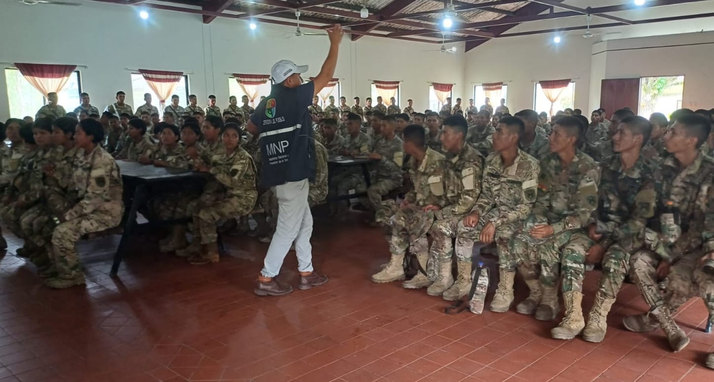 DEFENSORÍA DEL PUEBLO CAPACITA EN DERECHOS HUMANOS Y PREVENCIÓN DE LA TORTURA A REGIMIENTO MILITAR DE SHINAHOTA