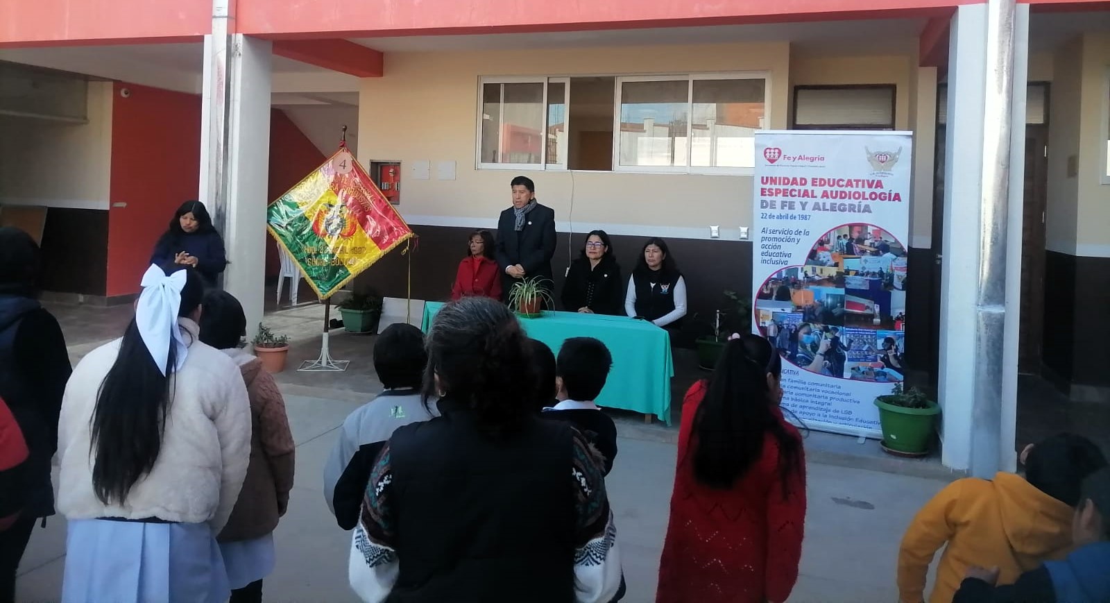 Desde la jornada de ayer, estudiantes de la Unidad Educativa Especial Audiología de Fe y Alegría pasan clases en su nueva infraestructura