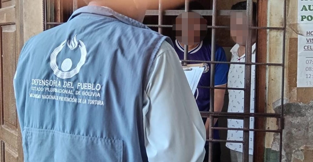 LA DEFENSORÍA DEL PUEBLO VERIFICA SITUACIÓN DE PERSONAS APREHENDIDAS TRAS OPERATIVO POLICIAL EN EL BARRIO ROSEDAL