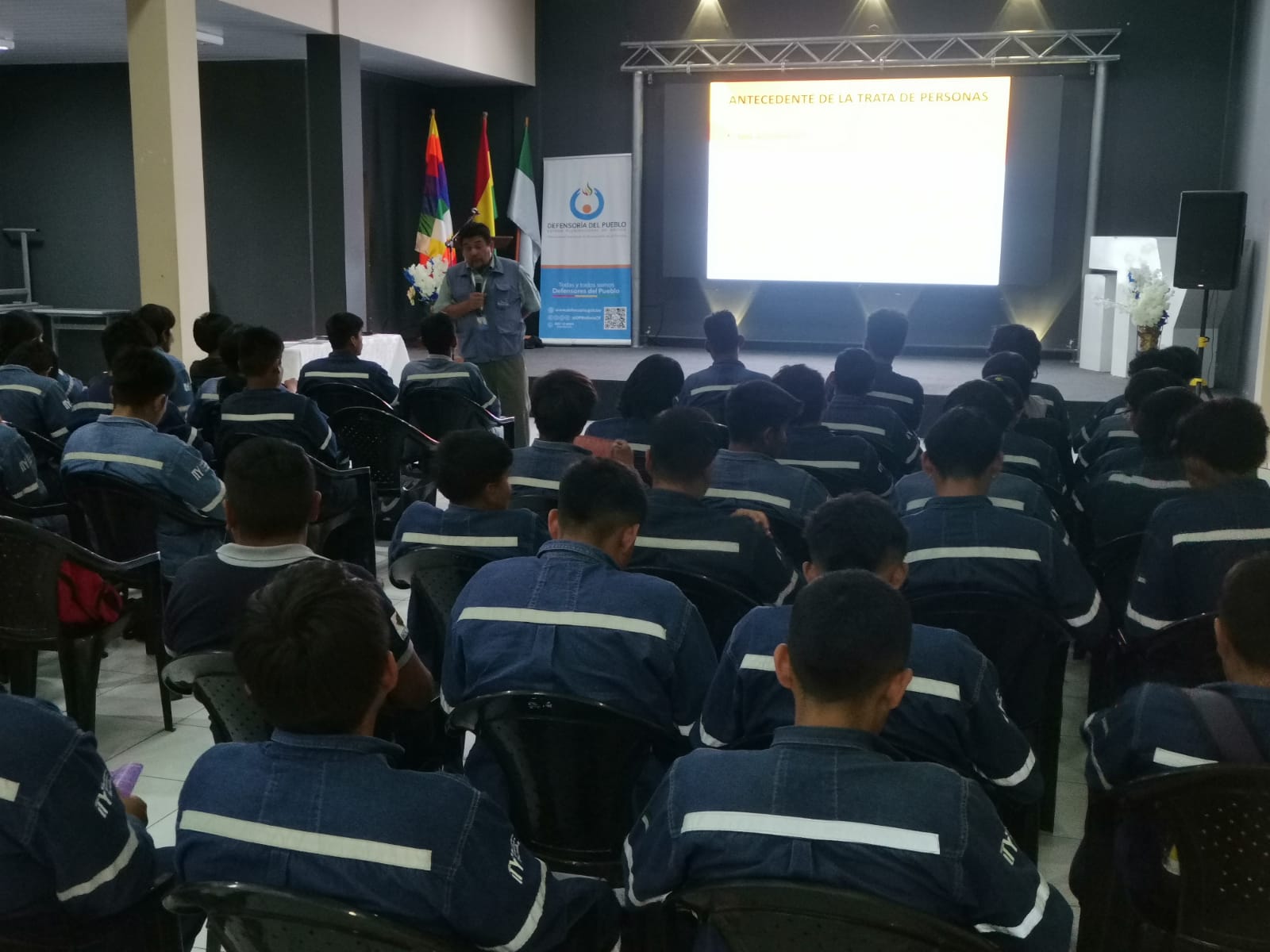 YACUIBA: DEFENSORÍA DEL PUEBLO CAPACITA A ESTUDIANTES PARA PREVENIR LA TRATA DE PERSONAS