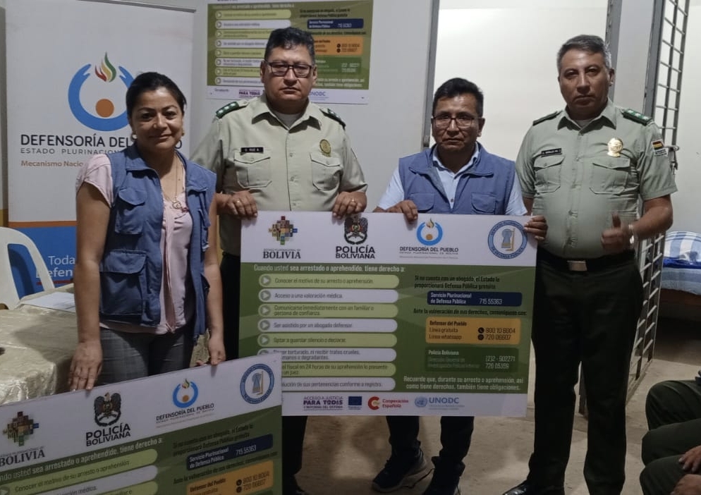 DEFENSOR DEL PUEBLO ENTREGA BANNERS CON SALVAGUARDAS PARA PERSONAS APREHENDIDAS EN CELDAS POLICIALES DE PANDO