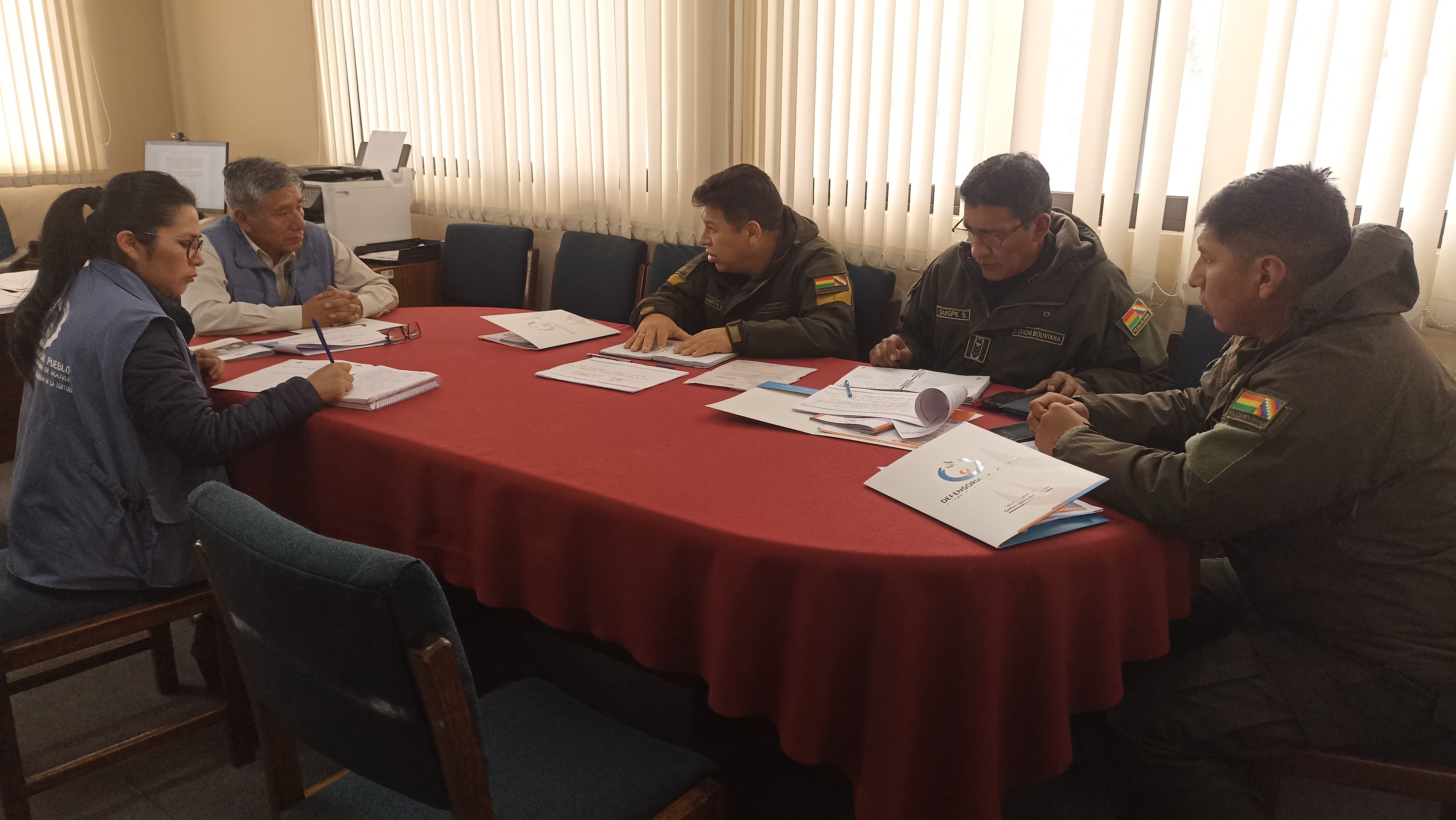 DEFENSORÍA DEL PUEBLO Y POLICÍA BOLIVIANA EN LA PAZ COORDINAN EJECUCIÓN DEL PLAN DEFENSORIAL “ELECCIONES GENERALES 2025”
