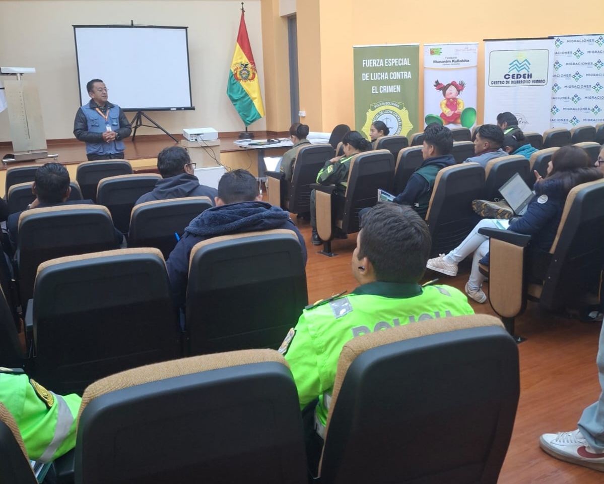 DESAGUADERO: DEFENSORÍA DEL PUEBLO PROMUEVE MIGRACIÓN SEGURA Y LA PREVENCIÓN DE LA TRATA DE PERSONAS EN ENCUENTRO BINACIONAL BOLIVIA-PERÚ