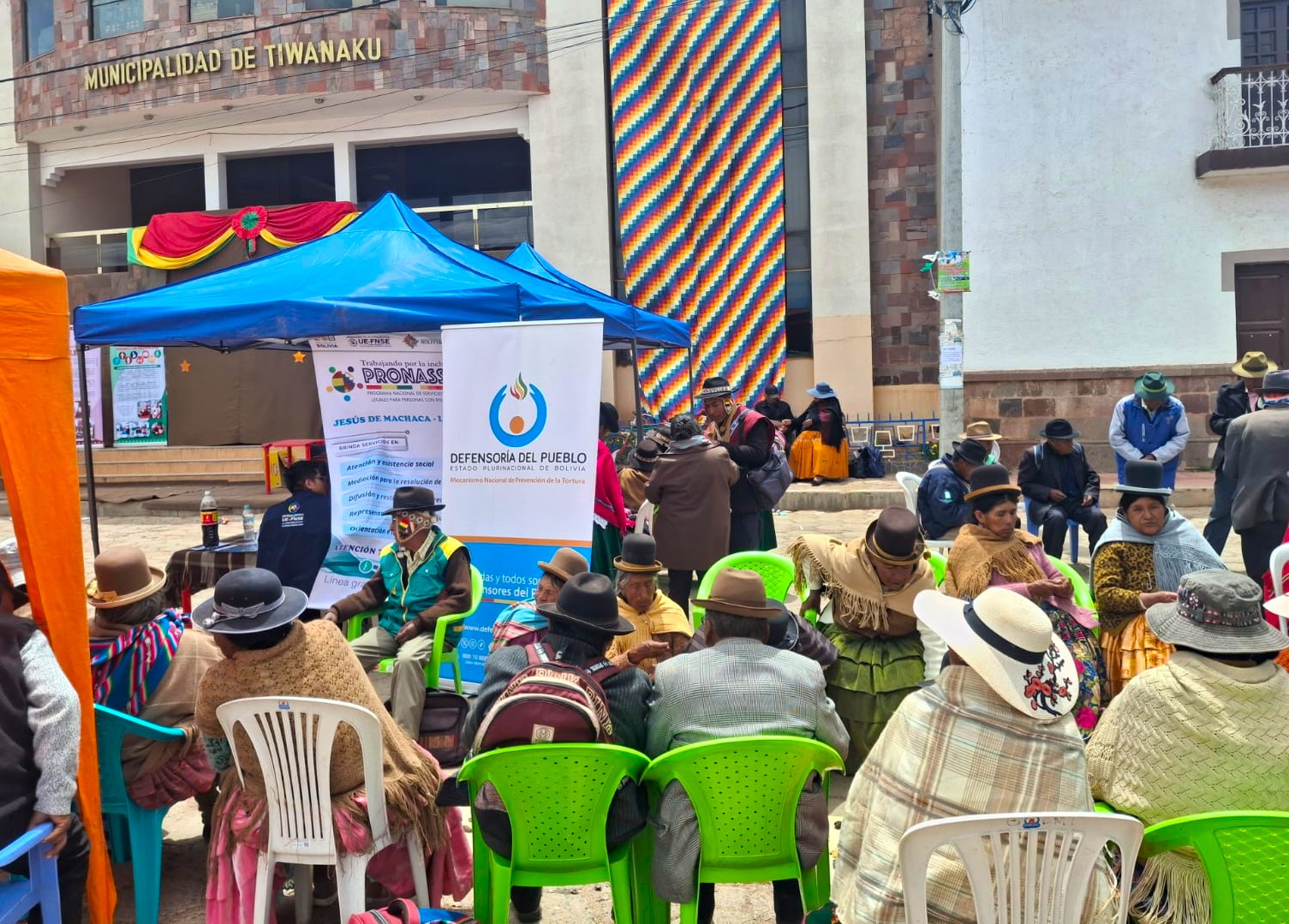 TIAHUANACU: DEFENSORÍA DEL PUEBLO INSTALA “DEFENSORÍA MÓVIL” PARA PROMOVER DEFENSA DE LOS DD.HH. Y ELIMINAR LA VIOLENCIA CONTRA LA MUJER