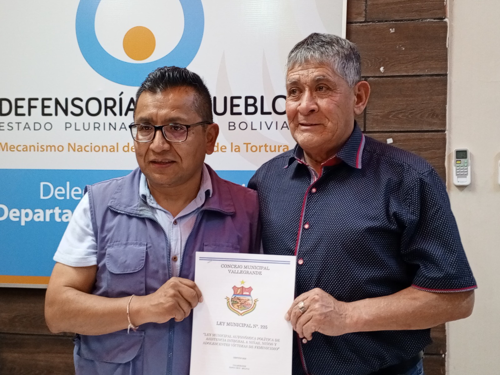 VALLEGRANDE: DEFENSORÍA DEL PUEBLO RECIBE LEY MUNICIPAL QUE FORTALECE LA ASISTENCIA INTEGRAL A NNAs VÍCTIMAS DE FEMINICIDIO