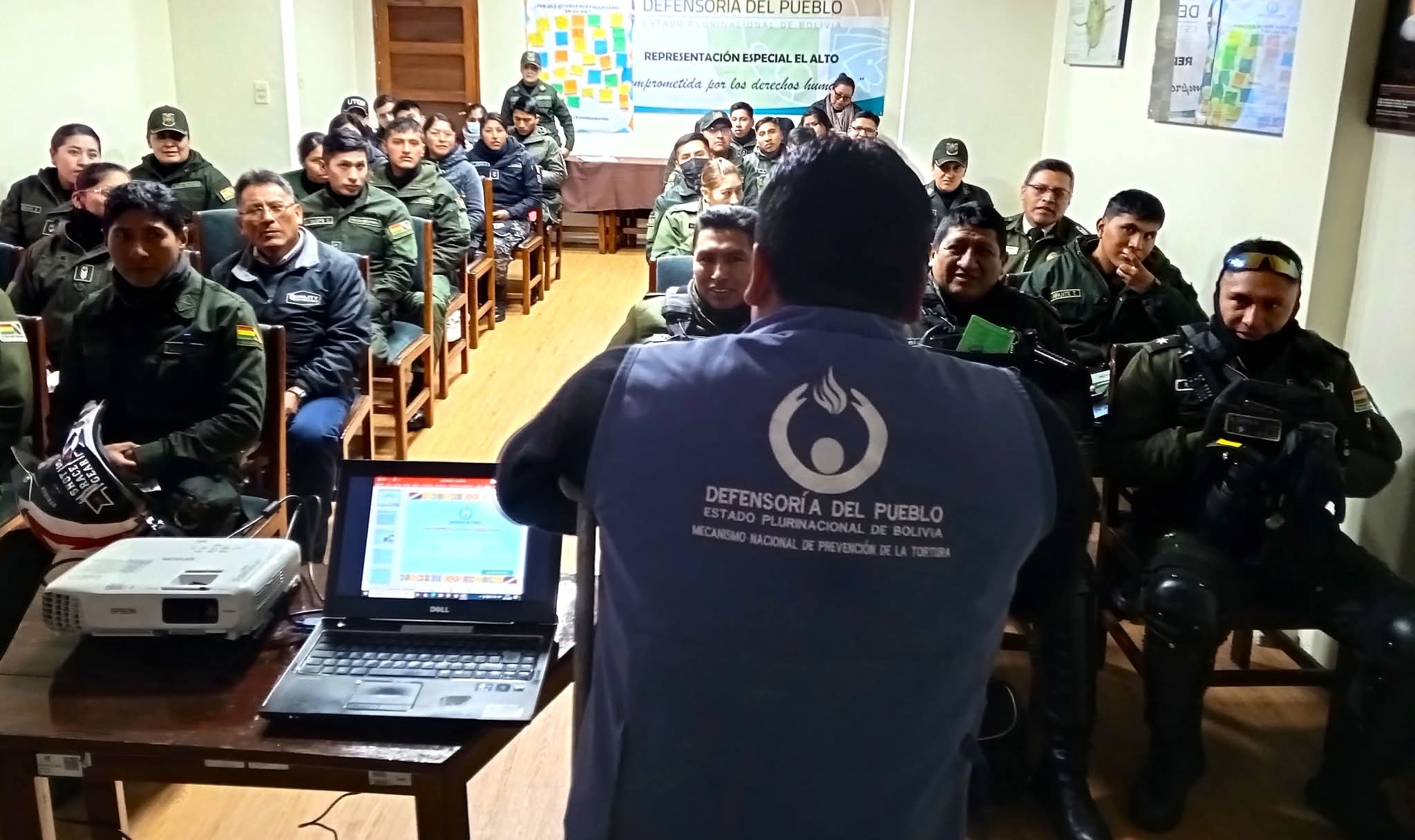 DEFENSORÍA DEL PUEBLO CAPACITA A 40 EFECTIVOS POLICIALES DE EL ALTO SOBRE LOS DERECHOS DE LAS PERSONAS CON DISCAPACIDAD