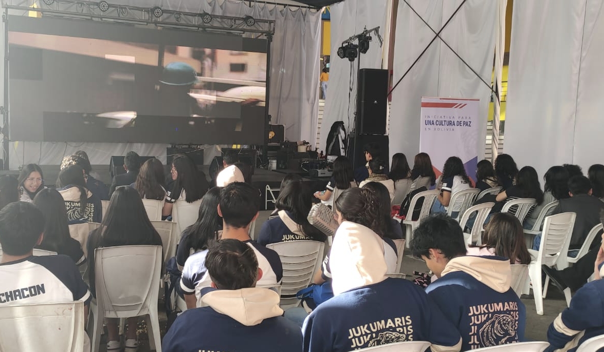 DEFENSOR DEL PUEBLO Y ESTUDIANTES REFLEXIONAN SOBRE LA CONSTRUCCIÓN DE LA PAZ EN UN CINEFORO ORGANIZADO POR ONU BOLIVIA