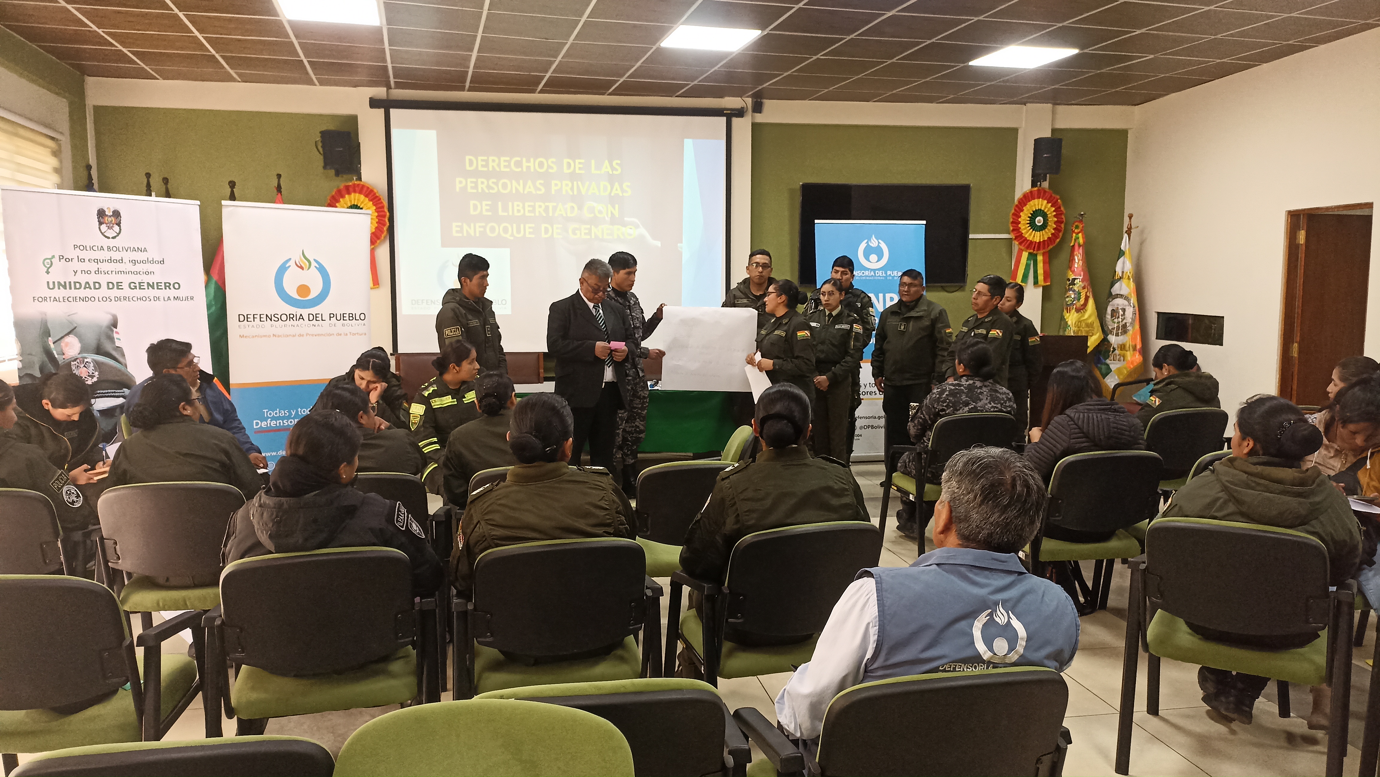 SERVIDORES POLICIALES SE CAPACITAN SOBRE DERECHOS HUMANOS DE PERSONAS PRIVADAS DE LIBERTAD CON ENFOQUE DE GÉNERO, EN TALLER DICTADO POR LA DEFENSORÍA DEL PUEBLO