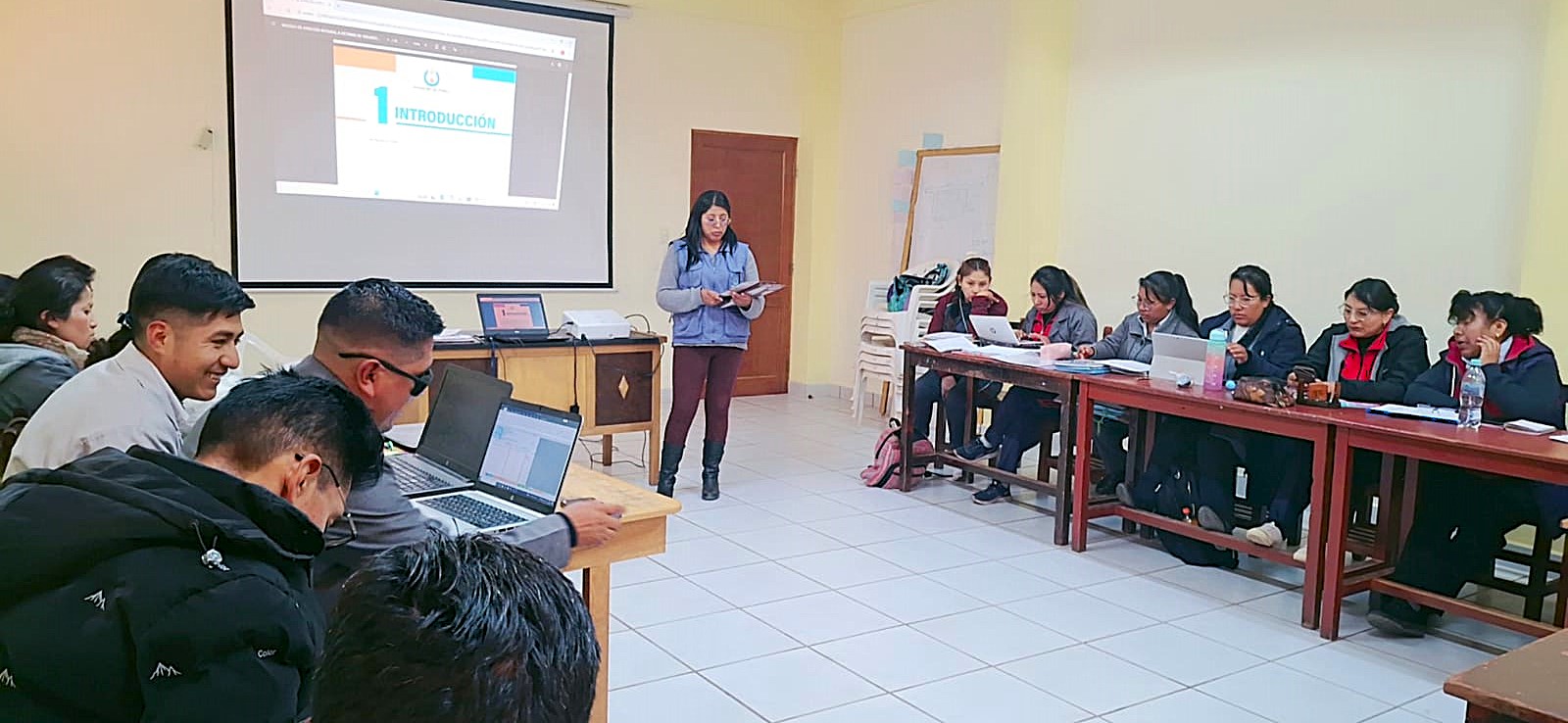 DEFENSORÍA DEL PUEBLO SOCIALIZA A MAESTRAS Y MAESTROS DE DESAGUADERO LAS MODIFICACIONES DE LA LEY N° 603 QUE ELIMINA MATRIMONIOS INFANTILES Y FORZADOS