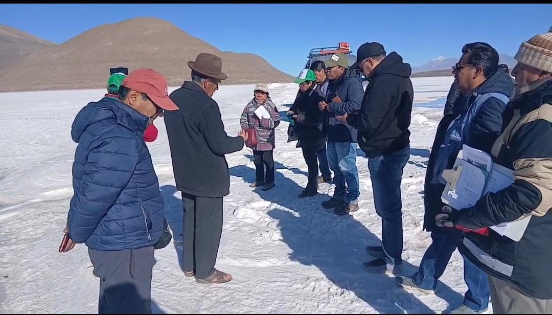 LA DEFENSORÍA DEL PUEBLO EN ORURO CONSTATA DESINFORMACIÓN DE COMUNARIOS SOBRE LA EXPLOTACIÓN DE LITIO EN EL SALAR DE COIPASA