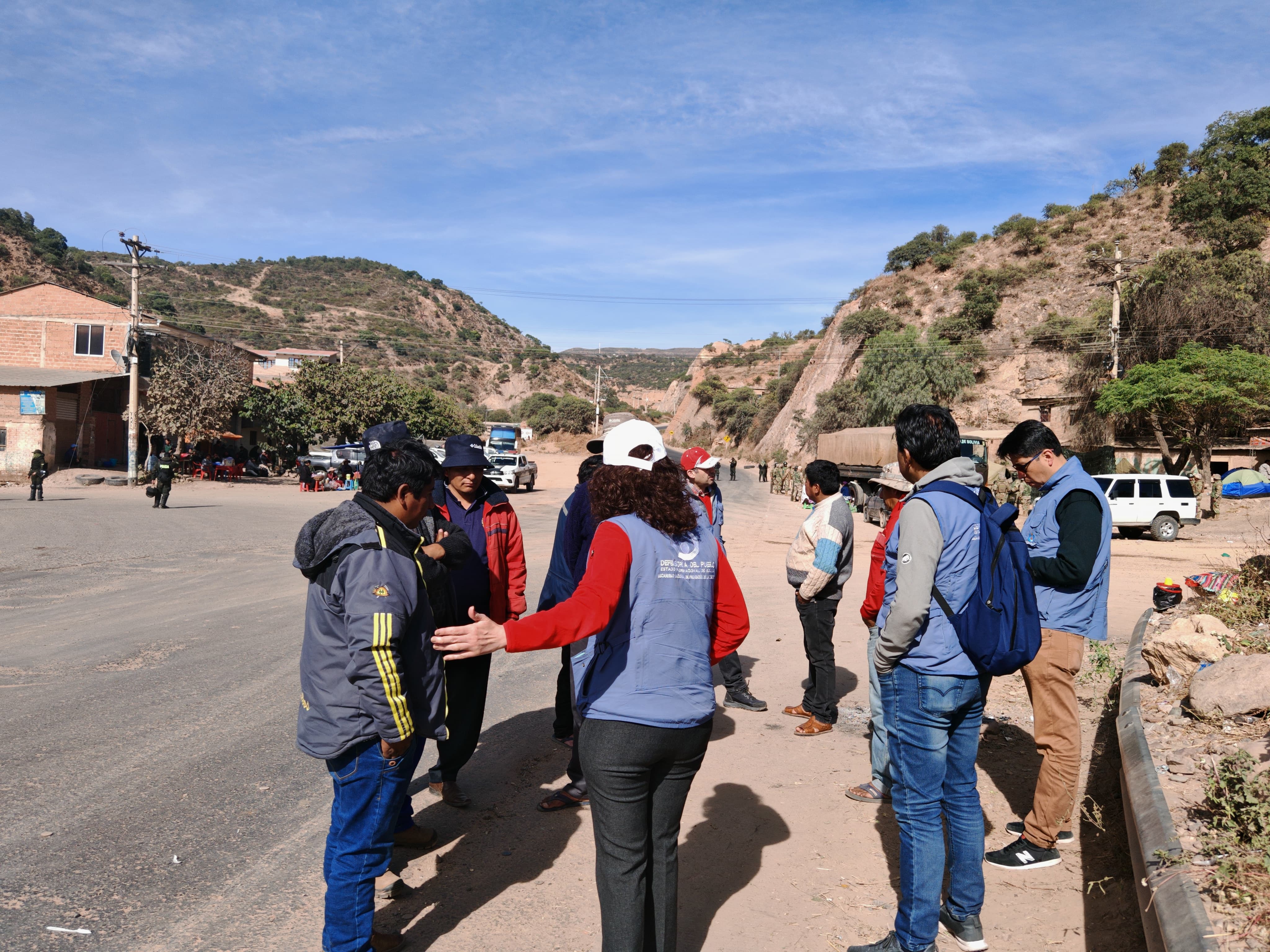 GESTIÓN DEFENSORIAL PERMITE QUE SE LEVANTEN PUNTOS DE BLOQUEO EN COLOMI Y SE HABILITE PASO DE CAMIONES.