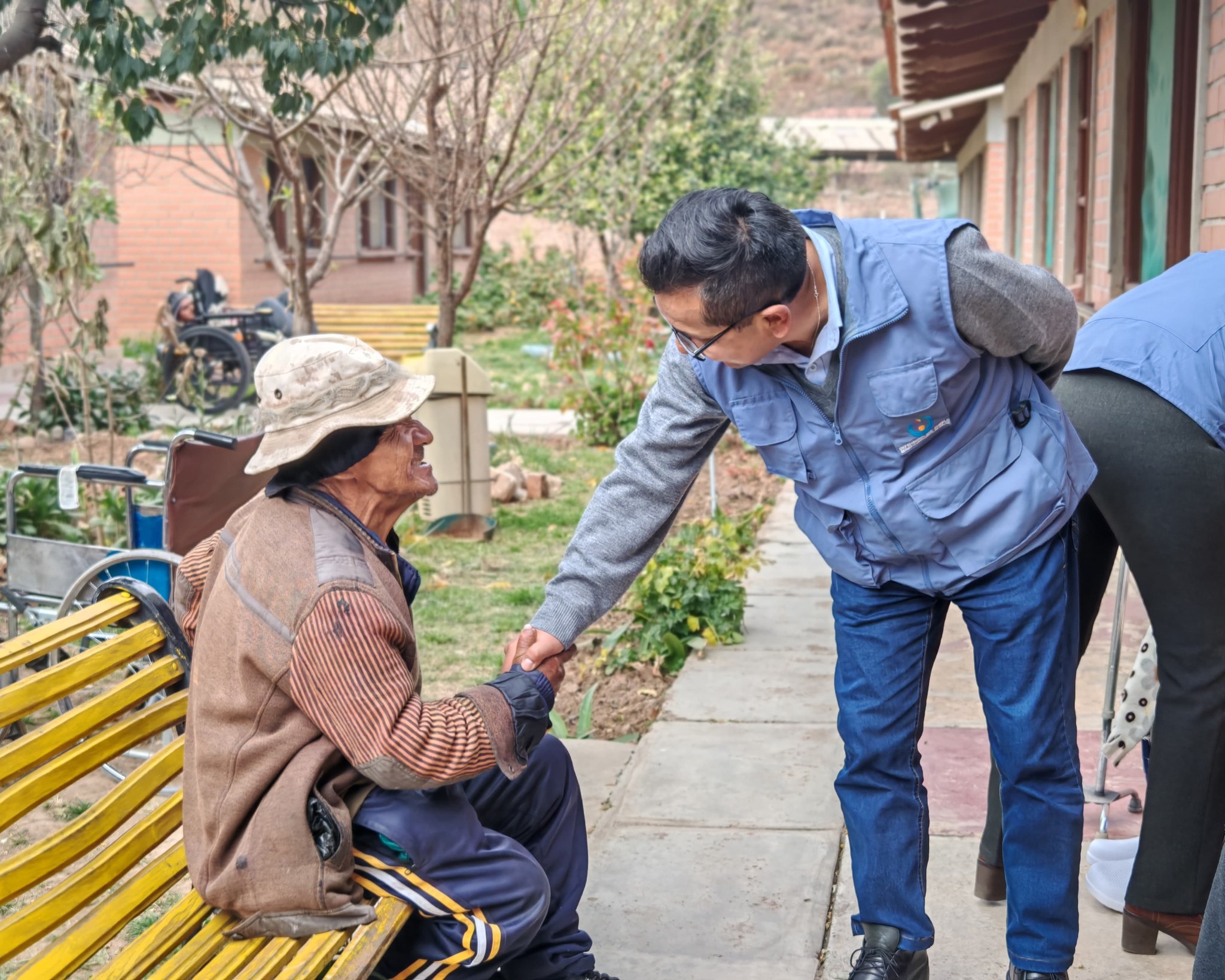 El Defensor del Pueblo, Pedro Callisaya, realizó un verificativo y entregó dontaivos personas adultas mayores del Centro de Atención Integral al Adulto Mayor Caramarca en el municipio de SipeSipe.